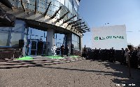 Торжественное открытие Центра сопровождения клиентских операций «БПС-Сбербанк». На фасаде здания видны рулонные шторы «ДекоПлюс»