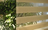 Двойное полотно рольшторы день-ночь с чередующимися темными и светлыми полосами ткани